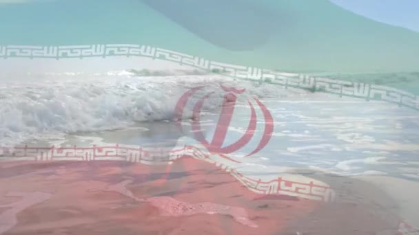 日当たりの良い海に手を振るイランの旗のアニメーション 愛国心夏休みのコンセプトをデジタルで生成し — ストック動画