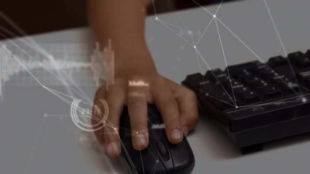 Okulda Bilgisayar Faresi Kullanan Çocuğun Orta Bölümüne Karşı Bağlantı Veri — Stok video