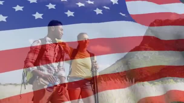 Animation Der Amerikanischen Flagge Über Ein Paar Das Den Bergen — Stockvideo