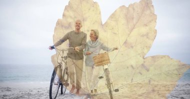 Sahilde bisikletle yürüyen yaşlı çifte karşı yaprağın dijital kompozit görüntüsü. emekli çift yaşam tarzı konsepti