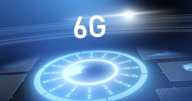 Koyu mavi arkaplan üzerindeki ekranlarda 6G metin, veri işleme ve kapsam resmi. Dijital olarak oluşturulan bağlantı ve teknoloji ağı.