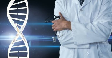 Erkek doktorun orta bölümü mavi arka planda DNA yapısına karşı steteskop tutuyor. tıbbi araştırma ve bilim teknolojisi kavramı