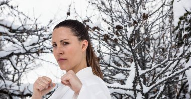 Kafkas kadın dövüş sanatçısı portresinin dijital kompozit görüntüsü kış manzarasına karşı. Spor yarışması ve turnuva konsepti