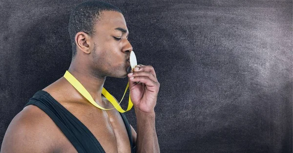 Afroamerikansk Man Kysser Medaljen Runt Halsen Mot Textureffekten Svart Bakgrund — Stockfoto