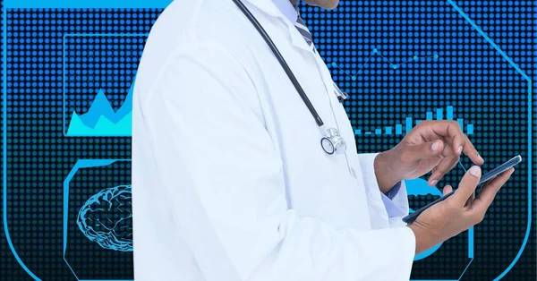 Mitten Manliga Läkare Som Använder Digital Tablett Mot Medicinsk Databehandling — Stockfoto