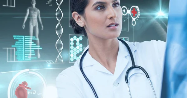 Digitale Interface Met Medische Gegevensverwerking Tegen Vrouwelijke Arts Die Röntgenrapport — Stockfoto