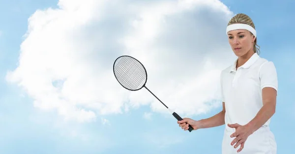 Giocatrice Badminton Caucasica Che Tiene Racchetta Contro Nuvole Nel Cielo — Foto Stock