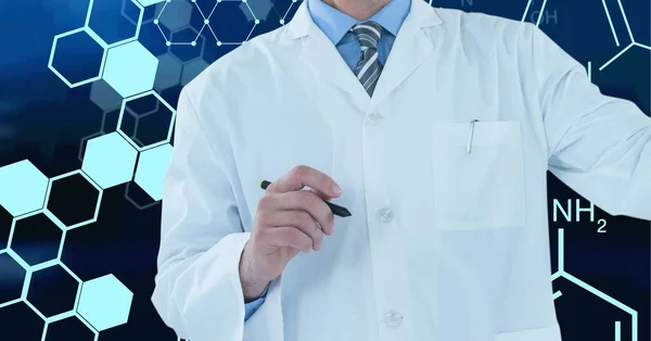 男医生的中间部分拿着一支笔对着蓝色背景的化学结构 医学研究和科学技术概念 — 图库照片