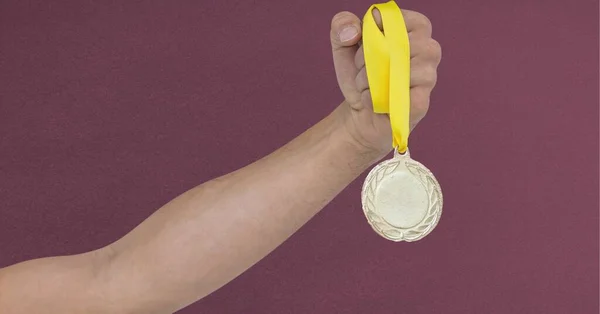 Vista Perto Mão Segurando Uma Medalha Contra Fundo Vermelho Competição — Fotografia de Stock