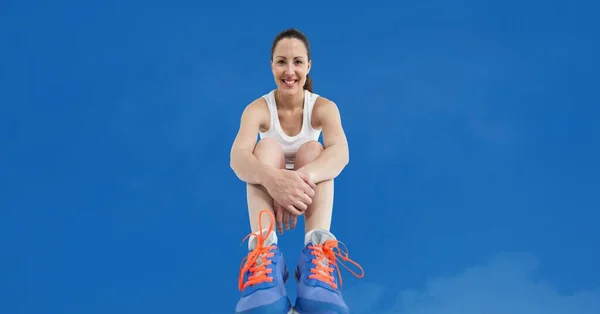 Ritratto Atleta Caucasica Sorridente Seduta Sfondo Blu Competizione Sportiva Concetto — Foto Stock