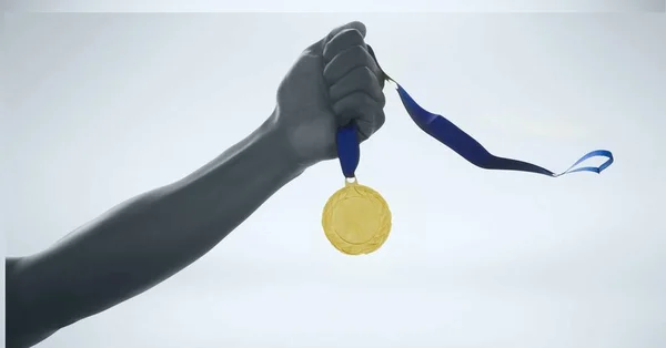 Imagem Preto Branco Close Mão Segurando Uma Medalha Contra Fundo — Fotografia de Stock