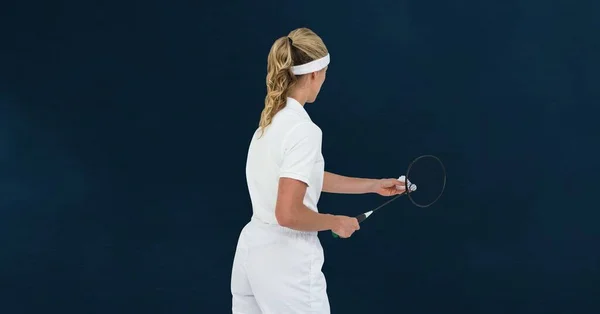 Vista Posteriore Del Giocatore Badminton Femminile Che Gioca Sullo Sfondo — Foto Stock