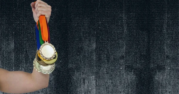 Vista Perto Mão Segurando Uma Medalha Contra Fundo Madeira Preta — Fotografia de Stock
