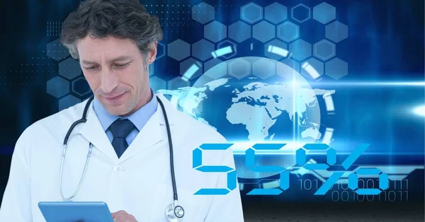 Férfi Vezető Orvos Használ Digitális Tabletta Ellen Földgolyó Adatfeldolgozás Kék — Stock Fotó
