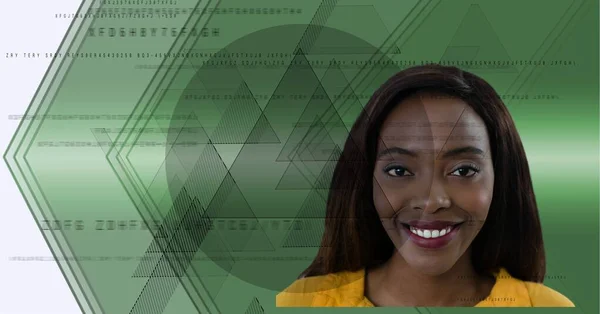 Geometryczne Kształty Przetwarzanie Danych Przeciwko Bizneswoman Tle Zielonej Technologii Interfejs — Zdjęcie stockowe