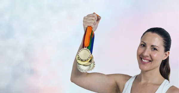 Portret Białej Atletki Wieloma Medalami Uśmiechniętymi Tle Efektu Dymu Turniej — Zdjęcie stockowe