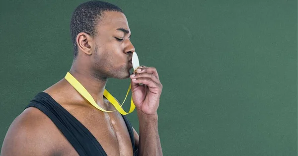 Afroamerikaner Küsst Vor Grünem Hintergrund Die Medaille Den Hals Sportwettkampf — Stockfoto