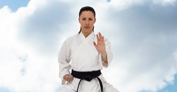 青い空に対して黒帯と白人女性の武道家のデジタル複合画像 スポーツ競技とトーナメントのコンセプト — ストック写真