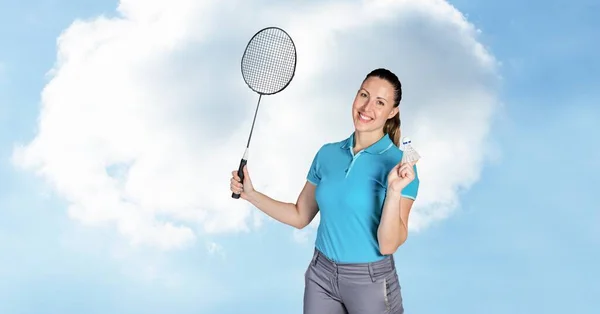 卡卡女性羽毛球选手在蓝天的云彩下手握球拍的肖像 运动比赛及比赛概念 — 图库照片