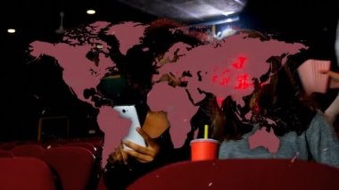 Covid 19 veri işleme animasyonu ve sinemadaki insanların dünya haritası. küresel covid 19 salgın konsepti dijital olarak oluşturulmuş video.