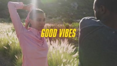 Dağlarda egzersiz yapan çiftlerin üzerine sarı ile yazılmış iyi titreşimlerin animasyonu. pozitif duygular, doğa, zindelik ve refah konsepti, dijital olarak oluşturulmuş video.