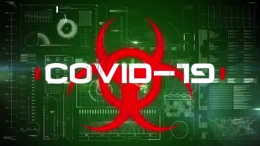 Arayüzdeki veri işleme üzerinde metin covid 19 ve kırmızı biyolojik tehlike sembolünün animasyonu. Koronavirüs covid 19 salgını sırasında küresel iş iletişimi arayüzü, dijital olarak üretilen video.