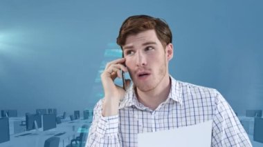 Akıllı telefondan konuşan iş adamının animasyonu boş ofisteki ekranlardaki veri işleme üzerinden. küresel iş, dijital arayüz, teknoloji ve ağ konsepti dijital olarak oluşturulmuş video.