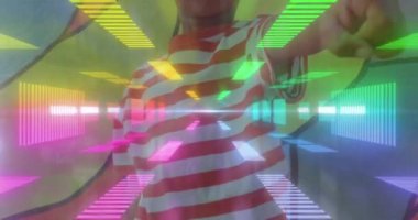 Canlı neon arka planda vr kulaklık takan çocuk animasyonu. Video oyunu ve eğlence konsepti dijital olarak oluşturuldu.