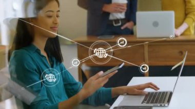 Akıllı telefon kullanan iş kadını üzerinden dijital simge ağının animasyonu. küresel sosyal medya, dijital arayüz, teknoloji ve ağ konsepti dijital olarak oluşturulmuş video.