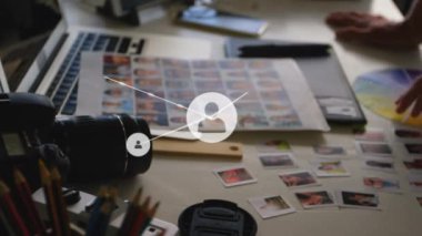 Renk numunesi kullanılarak kadın üzerindeki simgelerle bağlantı ağının animasyonu. küresel iş, dijital arayüz, teknoloji ve ağ konsepti dijital olarak oluşturulmuş video.