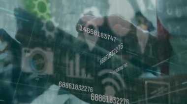 Sınıftaki tablet kullanılarak öğrenci üzerinden veri işleme ağının animasyonu. küresel iletişim, eğitim ve öğrenim konsepti dijital olarak oluşturulmuş video.