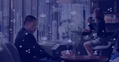 Dijital ikonlar ve barda dijital tablet kullanan Asyalı iş adamlarına karşı dönen küre. küresel ağ ve iş teknolojisi kavramı