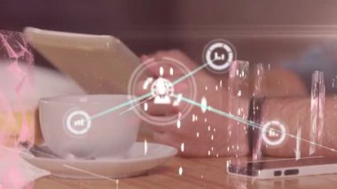 Bir kafede dijital tablet kullanan bir adamın orta kesimine karşı dijital simge ağı. küresel ağ ve iş teknolojisi kavramı