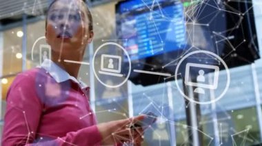 Havaalanında akıllı telefon kullanan beyaz kadınlara karşı bağlantılar ve dijital simgeler ağı. küresel ağ ve teknoloji kavramı