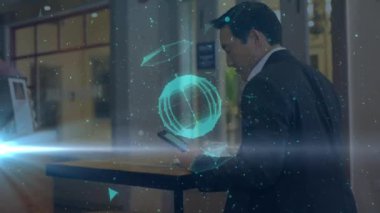 Asyalı iş adamına karşı akıllı telefon kullanan dünya kadar bağlantı ve ışık noktası. küresel ağ ve iş teknolojisi kavramı