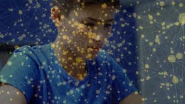 Öğrenciler üzerindeki noktalarla bağlantı ağının animasyonu. eğitim, bilim, öğrenme ve bilgi konsepti dijital olarak oluşturulmuş video.