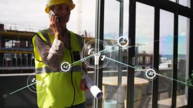 Akıllı telefon kullanan kadın mimarın üzerindeki simgelerle bağlantı ağının animasyonu. küresel iş, dijital arayüz, teknoloji ve ağ konsepti dijital olarak oluşturulmuş video.