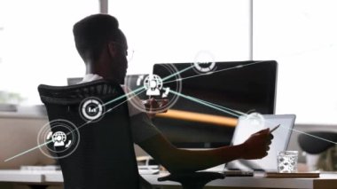 Dizüstü bilgisayar kullanarak iş adamlarının simgeleriyle bağlantı ağının animasyonu. küresel iş, dijital arayüz, teknoloji ve ağ konsepti dijital olarak oluşturulmuş video.