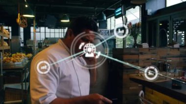 Akıllı telefon kullanarak iş adamlarının üzerindeki simgelerle bağlantı ağının animasyonu. küresel iş, dijital arayüz, teknoloji ve ağ konsepti dijital olarak oluşturulmuş video.