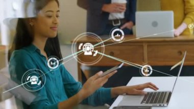 Akıllı telefon kullanan iş kadını üzerinden dijital simge ağının animasyonu. küresel sosyal medya, dijital arayüz, teknoloji ve ağ konsepti dijital olarak oluşturulmuş video.