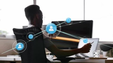 Dizüstü bilgisayar kullanarak iş adamlarının simgeleriyle bağlantı ağının animasyonu. küresel iş, dijital arayüz, teknoloji ve ağ konsepti dijital olarak oluşturulmuş video.