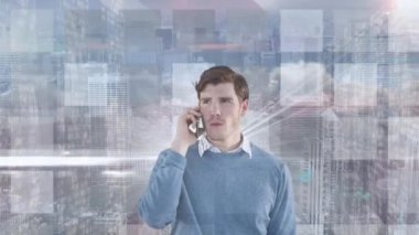 Akıllı telefondan ekranlar ve şehir manzarasıyla konuşan iş adamının animasyonu. küresel iş, dijital arayüz, teknoloji ve ağ konsepti dijital olarak oluşturulmuş video.