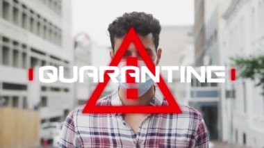 Üçgen üzerinde metin karantinası animasyonu. Şehir caddesinde maskeli bir adam var. Coronavirus covid 19 salgını sırasında sağlık, koruma ve iletişim, dijital olarak üretilen video.