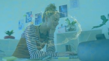 Dizüstü bilgisayar kullanarak iş kadını yerine insan beyni animasyonu. küresel iş, dijital arayüz, teknoloji ve ağ konsepti dijital olarak oluşturulmuş video.