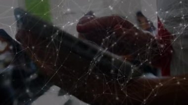 Sınıfta tablet kullanarak öğrencinin üzerinden geçen bağlantı ağının animasyonu. küresel iletişim, eğitim ve öğrenim konsepti dijital olarak oluşturulmuş video.