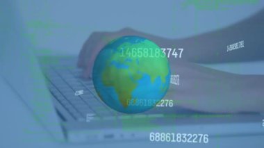 Dizüstü bilgisayarın üzerinde değişen ve dünyayı değiştiren numaraların animasyonu. küresel iş, dijital arayüz, teknoloji ve ağ konsepti dijital olarak oluşturulmuş video.