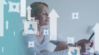 Evinde akıllı telefon kullanan beyaz kadınlara karşı yukarı doğru hareket eden dijital ikonlar ve oklar ağı. küresel ağ ve teknoloji kavramı