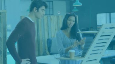 Bilgisayarı kullanarak iş kadınının devre kartındaki veri işleme animasyonu. küresel iş, dijital arayüz, teknoloji ve ağ konsepti dijital olarak oluşturulmuş video.