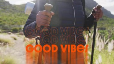 Dağlarda yürüyüş yapan birinin üzerine turuncuyla yazılmış iyi titreşimlerin animasyonu. pozitif duygular, doğa, zindelik ve refah konsepti, dijital olarak oluşturulmuş video.