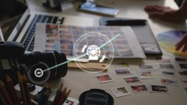 Renk numunesi kullanılarak kadın üzerindeki simgelerle bağlantı ağının animasyonu. küresel iş, dijital arayüz, teknoloji ve ağ konsepti dijital olarak oluşturulmuş video.